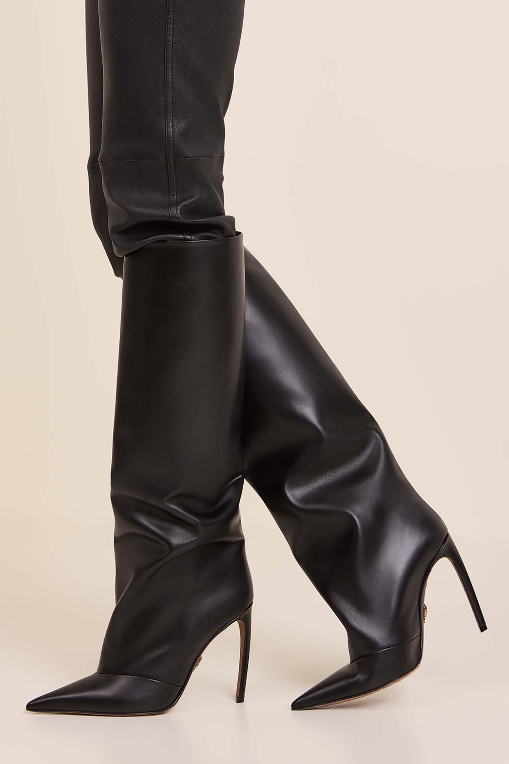 תמונת כל הלוק של מגפי עקב